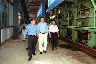 2000年9月19日，时任浙江省委书记张德江一行视察公司