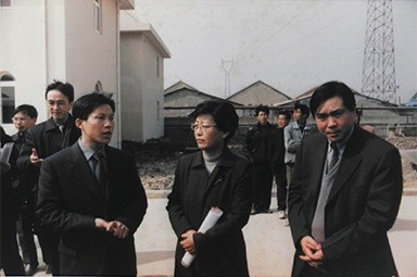 2001年2月20日，时任国家环保局副局长汪纪戎一行视察公司