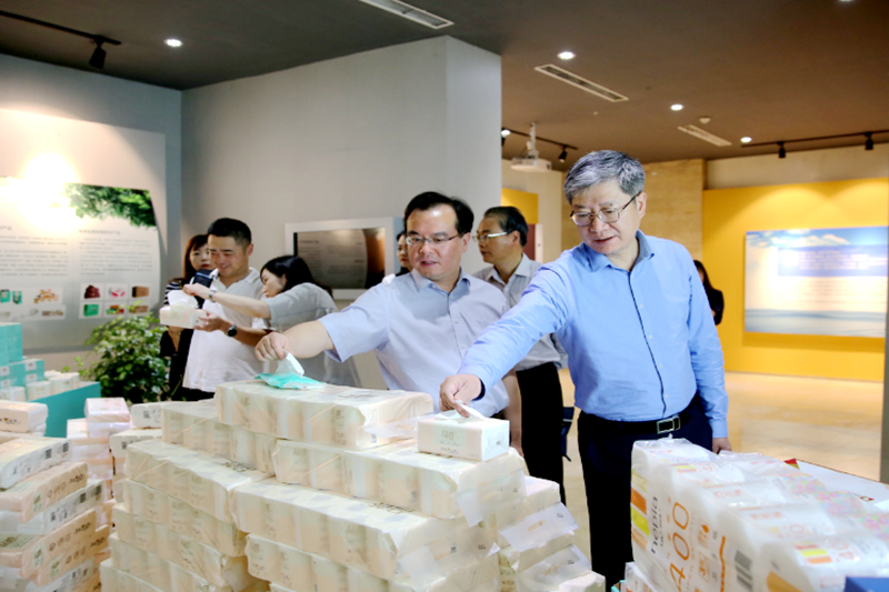 2019年 5月22日，时任浙江省社会组织综合党委专职副书记、省民政厅社会组织管理局局长蔡国华莅临8868体育首页登录调研企业发展情况和党建工作