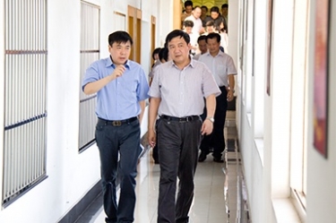 2012年7月5日，时任嘉兴市委书记李卫宁一行调研公司党建工作